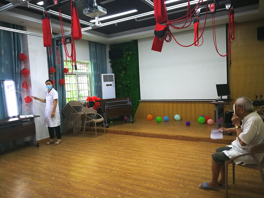 銀海倆寶貝為老人測(cè)視力