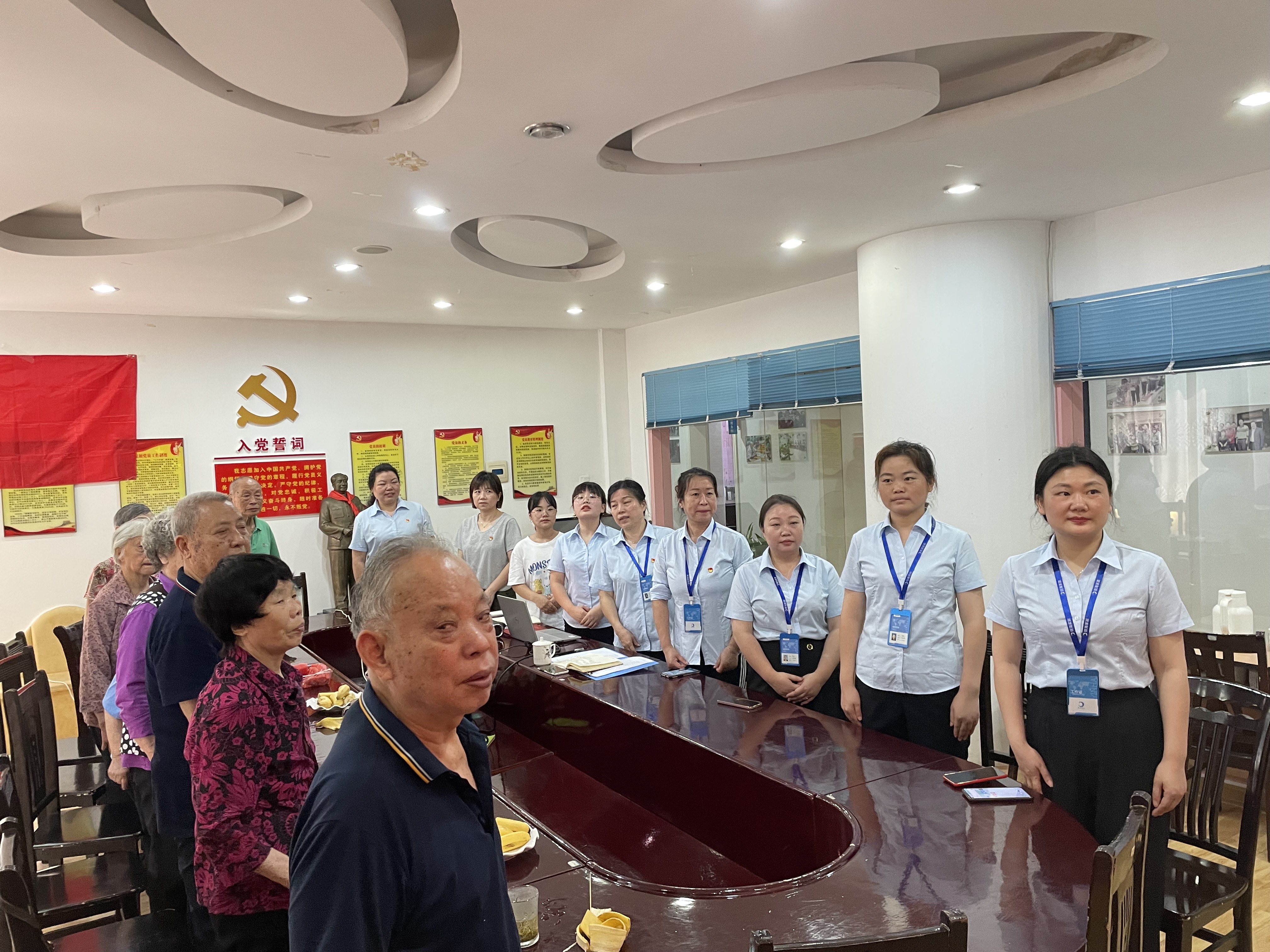 �?x��)议在庄严肃�I�的国歌��C��拉开序幕