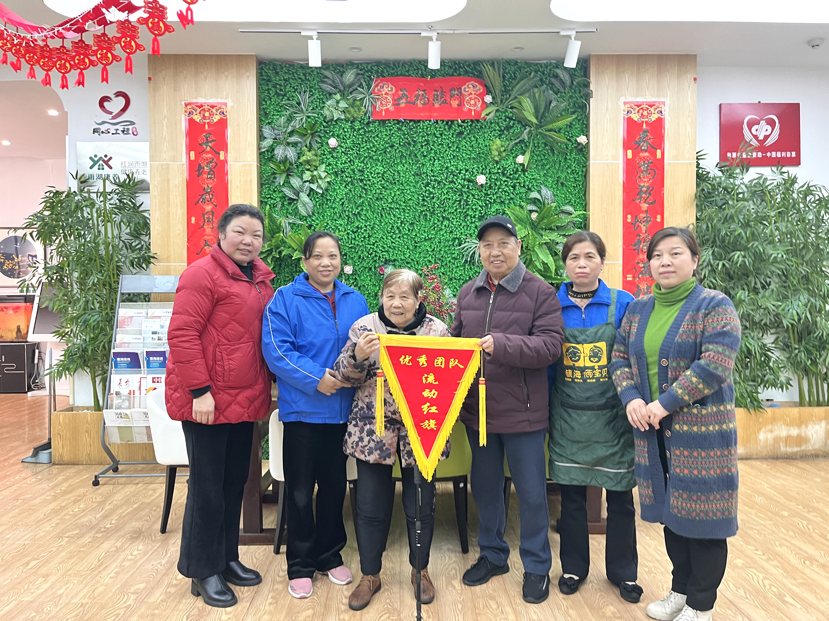 周書記頒發(fā)“流動紅旗”